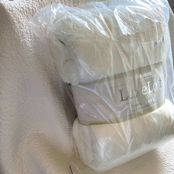 Berkshire Life Luxe Loft Twin Plush Throw Cozy Blanket 66 in x 92 in BRAND NEW!! - Picture 2 of 16